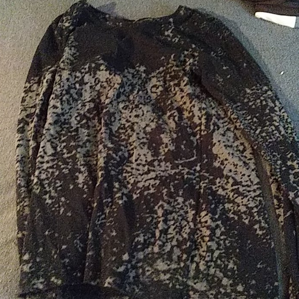 Gray and black t shirt